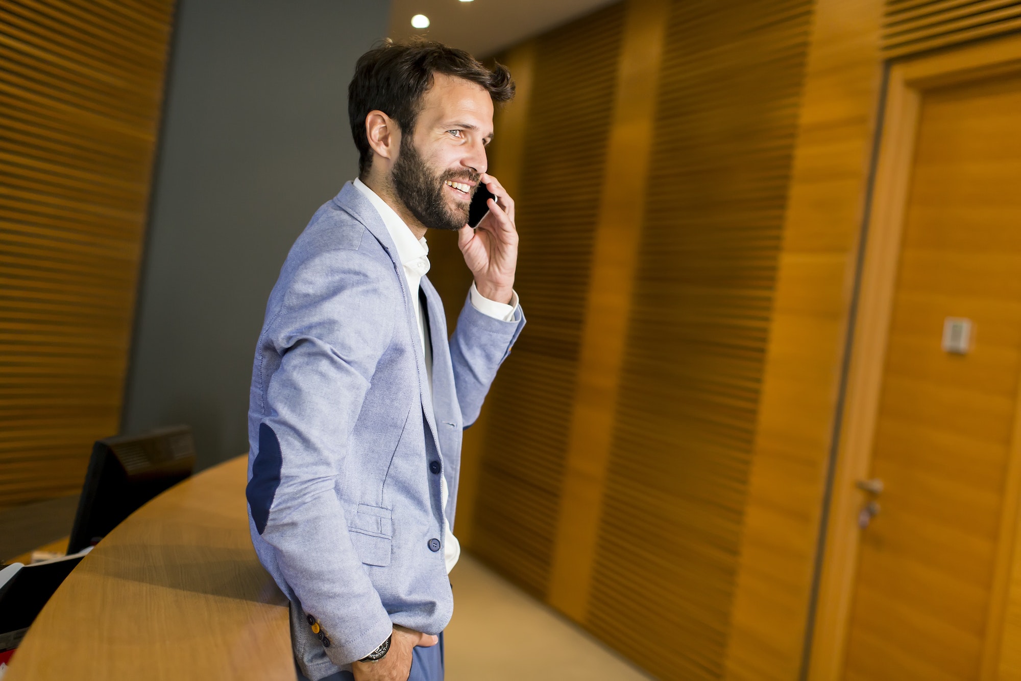 Moderner Buisnessmann macht Business über sein Businesssmartphone